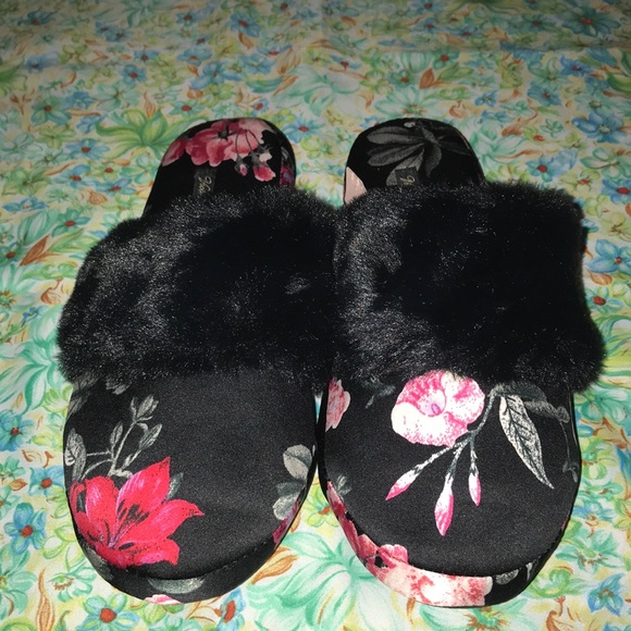 Victoria's Secret Shoes - 4/$10🌻🌻Black &  floral Victoria’s Secret slippers